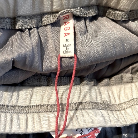 Raga Silver velvet/tool, classy skirt. Sz SM - Picture 7 of 7